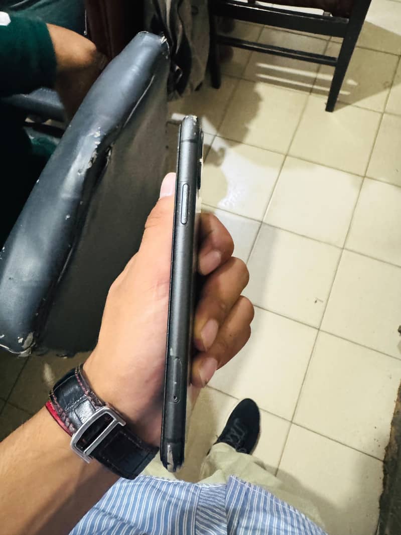 Apple iPhone 11 4
