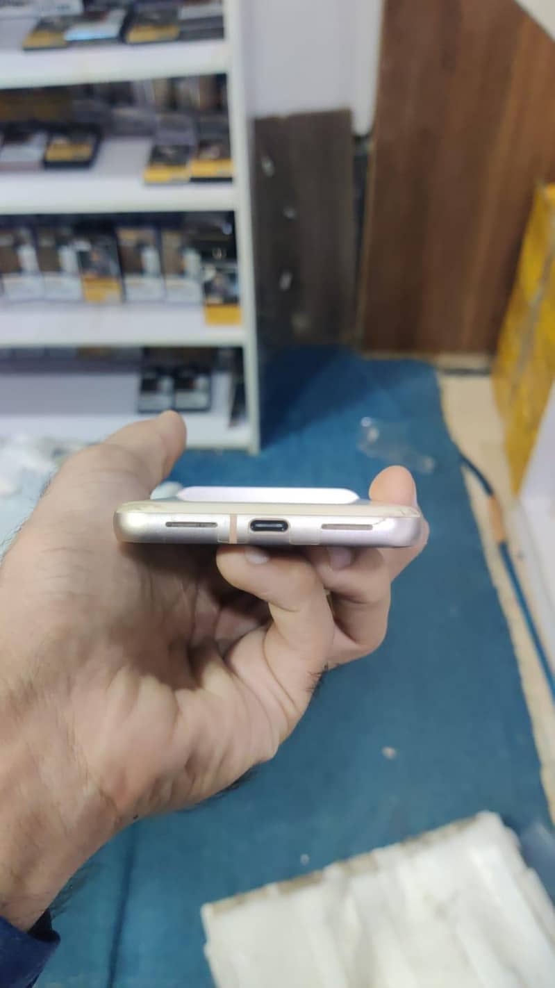 Google Pixel 8 4