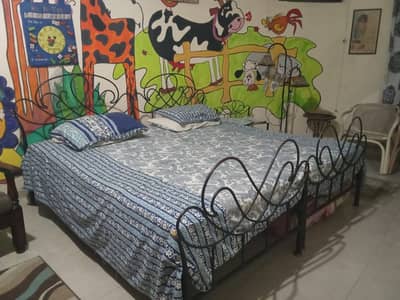 2 single beds, 1 double bed, 3 mattresses, 4 side tables