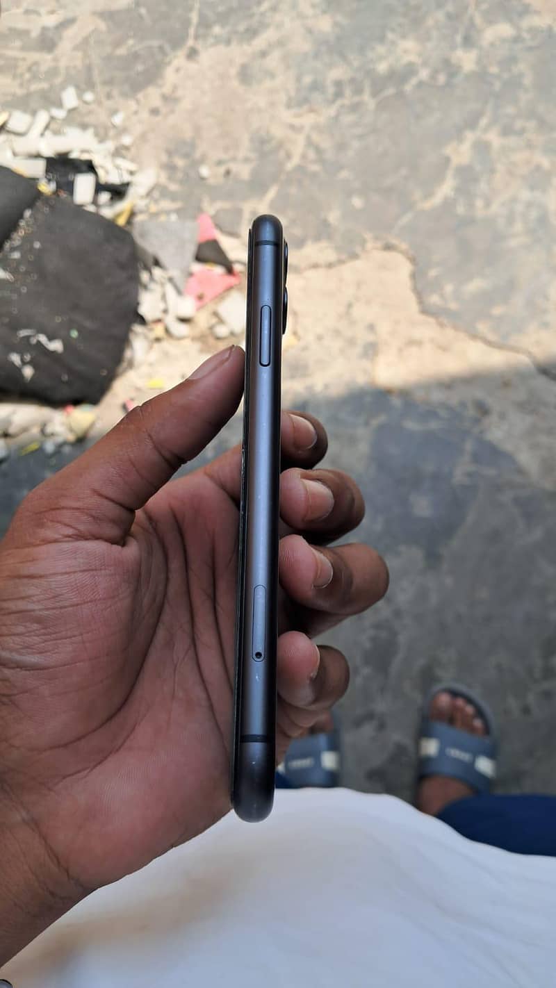 Apple iPhone 11 4