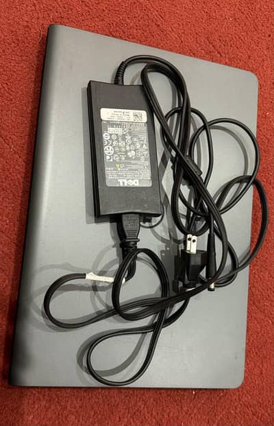 Dell ka full size laptop ha 10\10 condition ha koi es ma falt ni ha