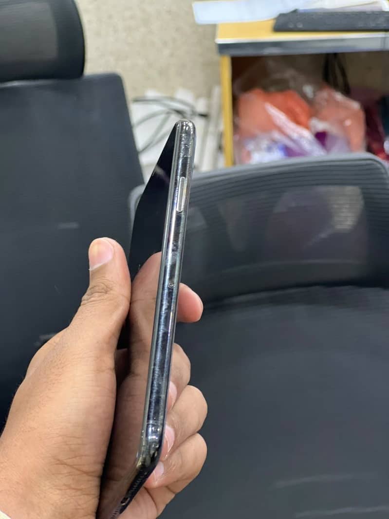 Apple iPhone 11 Pro Max 2