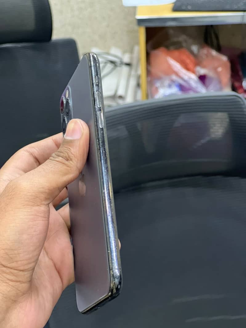 Apple iPhone 11 Pro Max 4