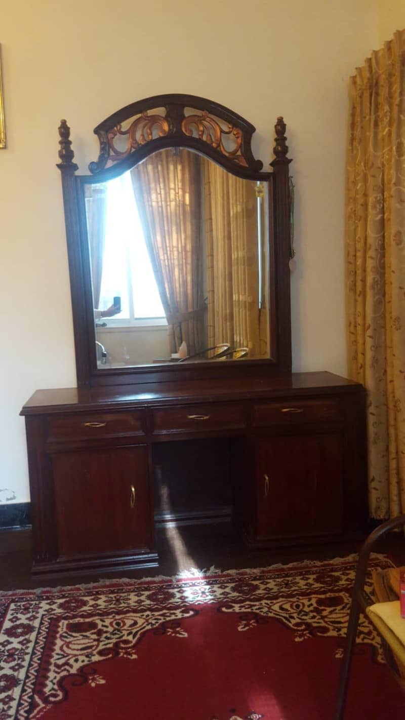 BED,DRESSING AND SIDE TABLES 3