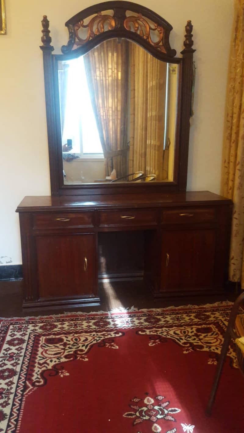 BED,DRESSING AND SIDE TABLES 4