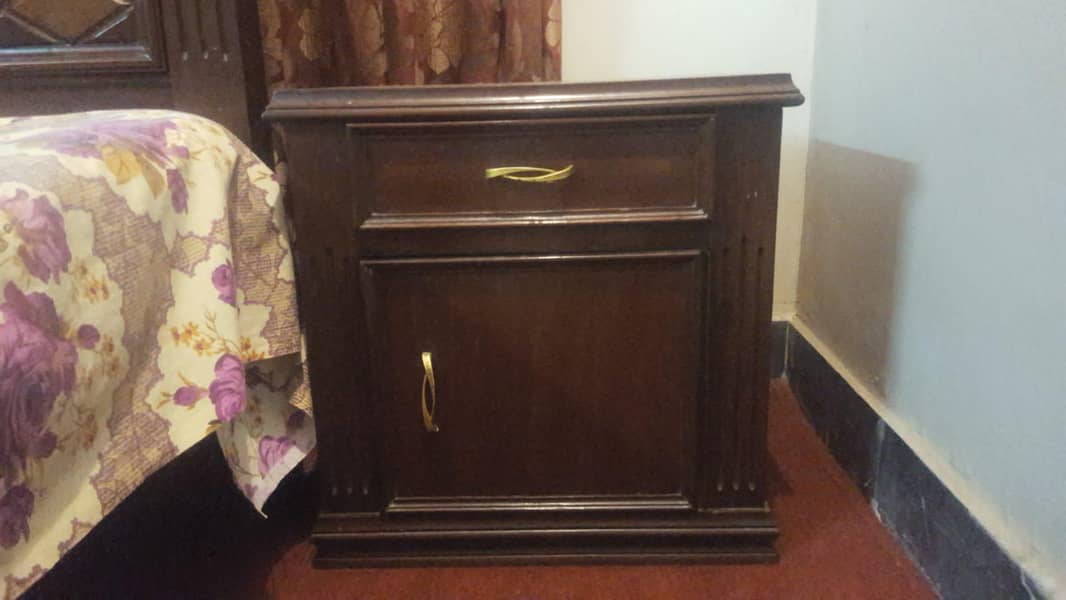 BED,DRESSING AND SIDE TABLES 5