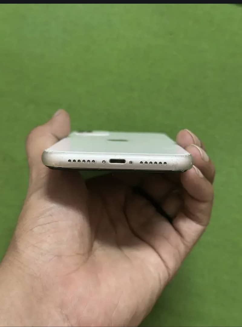 Apple iPhone 11 4