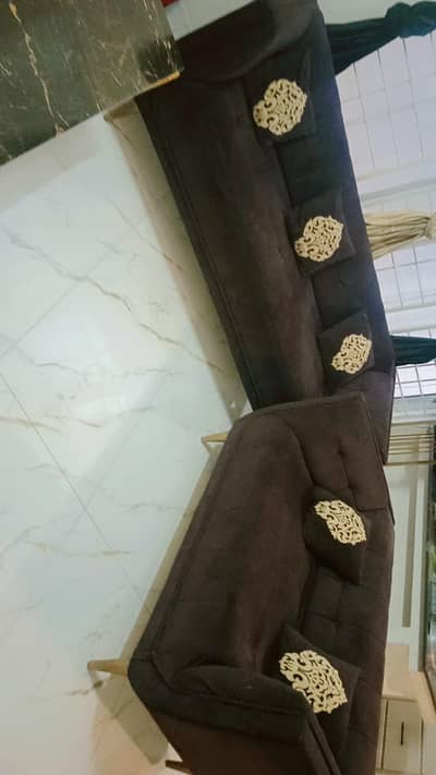 Beautiful Sofa Set with Center Table – Excellent Condition