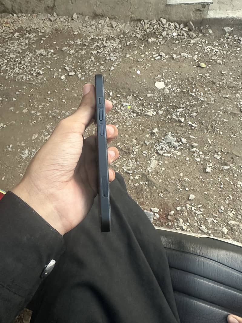 Apple iPhone 13 5