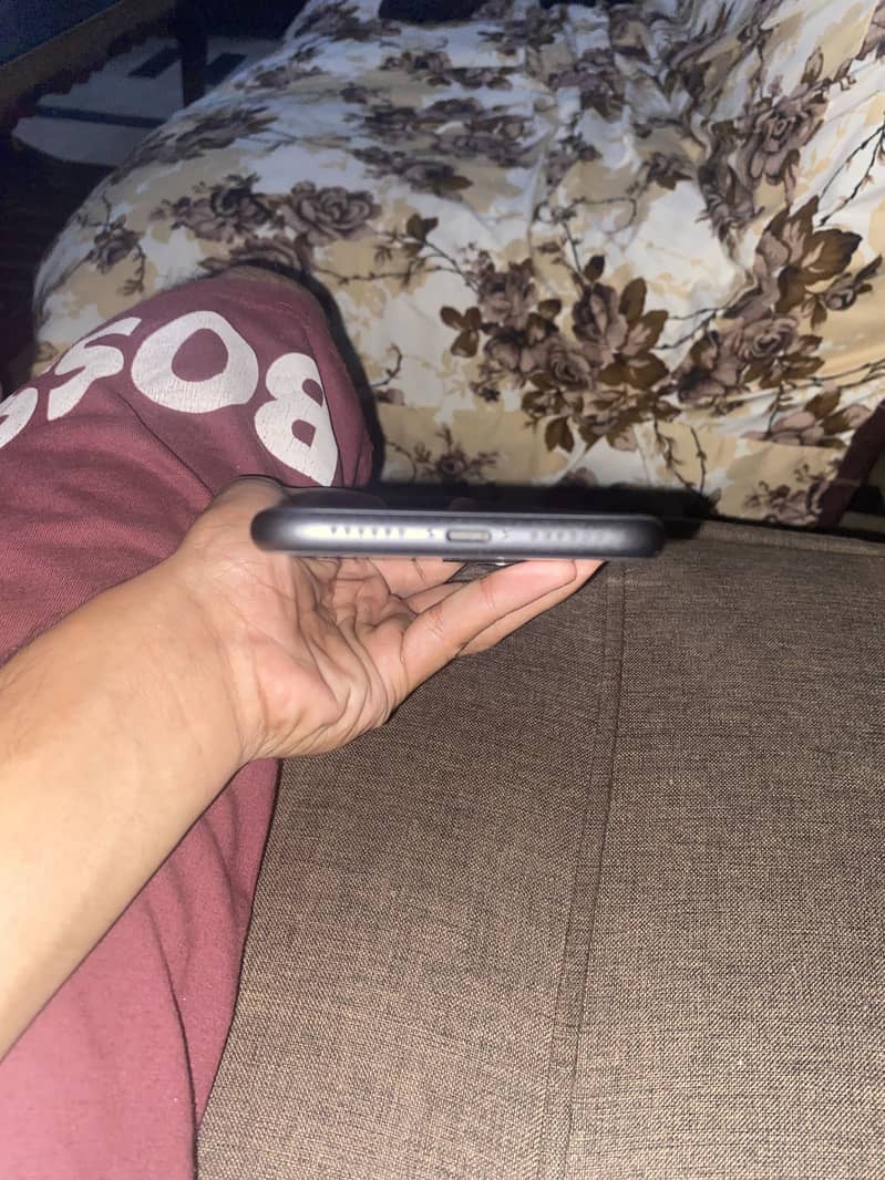 Apple iPhone 11 3