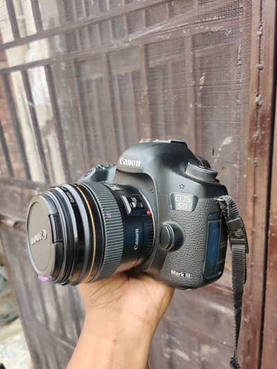 Canon 5D mark III with 2 lens and shanny flash