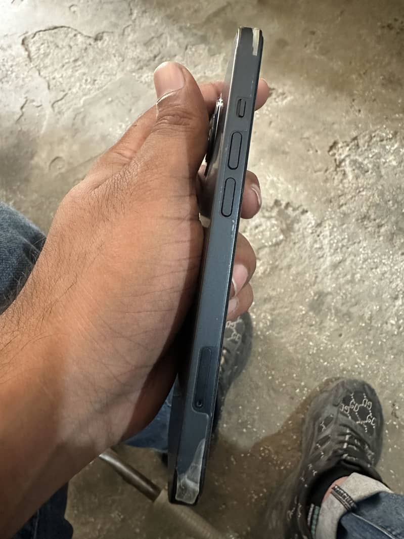 Apple iPhone 13 8