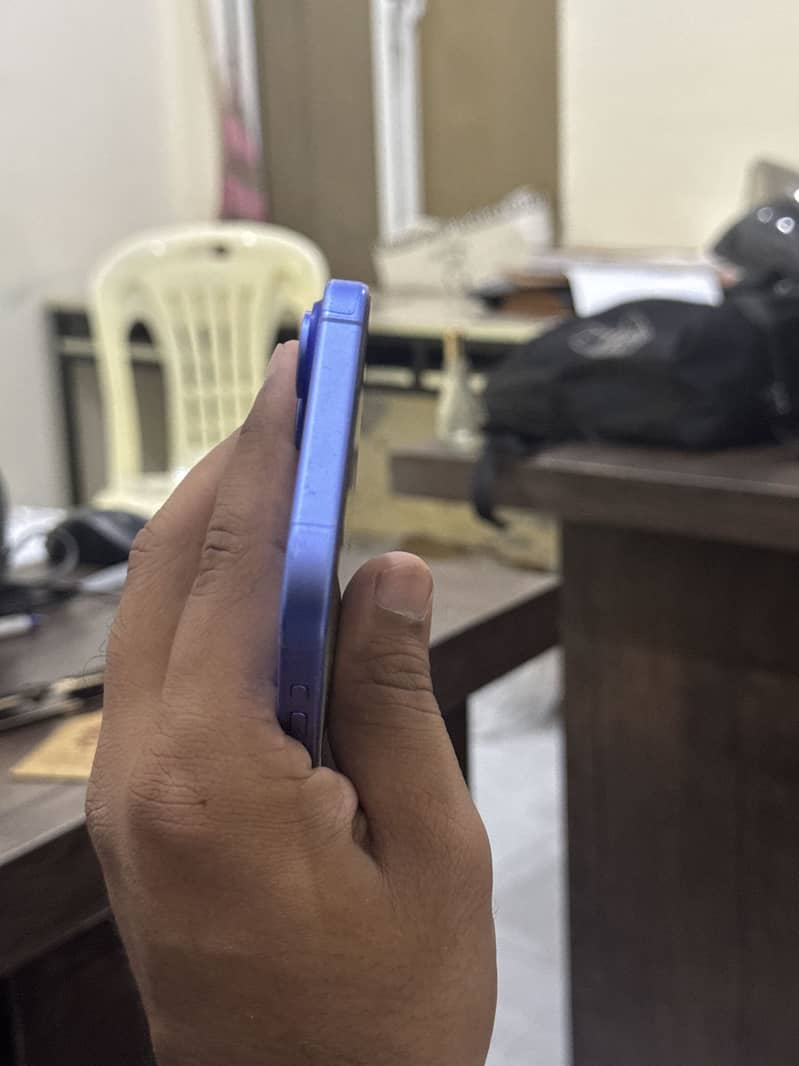 Apple iPhone 16 3