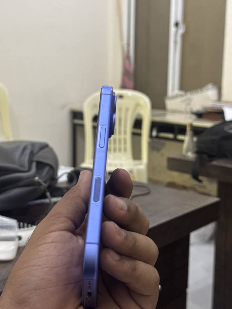 Apple iPhone 16 6