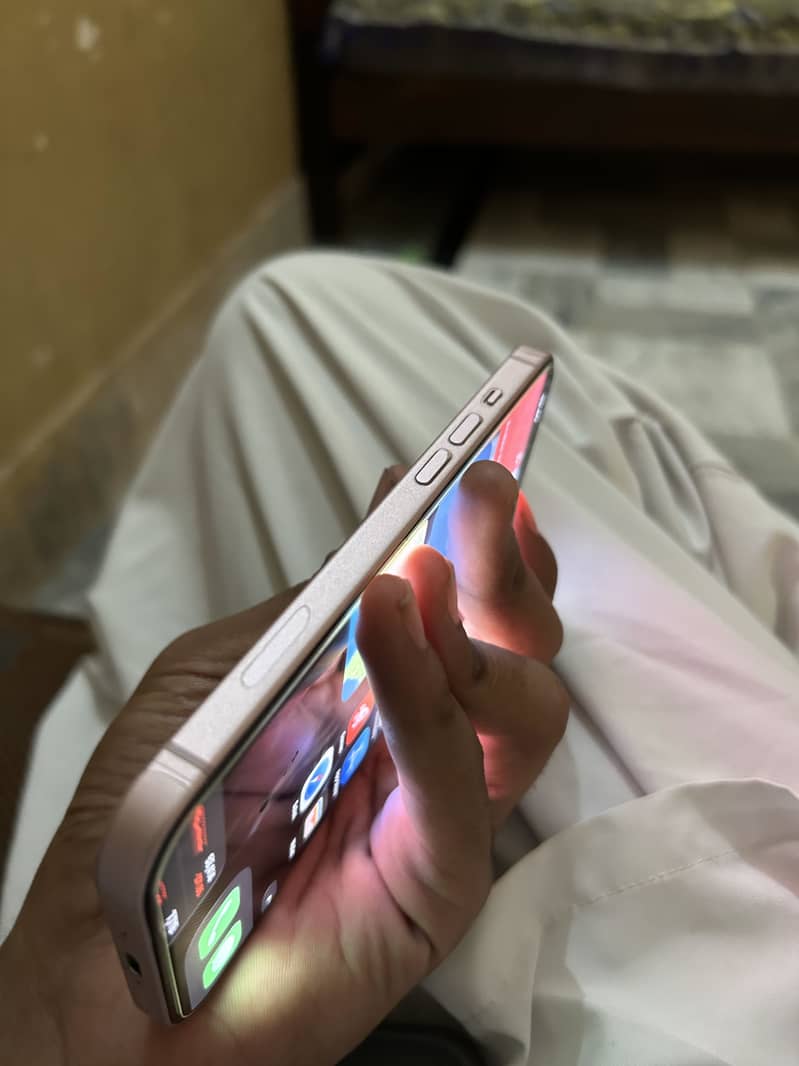Apple iPhone 15 4