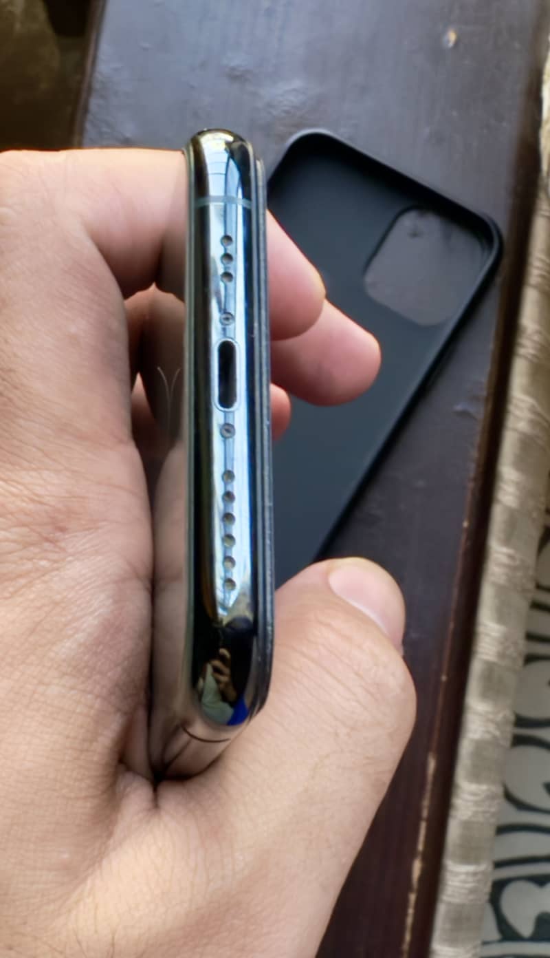 Apple iPhone 11 Pro 4