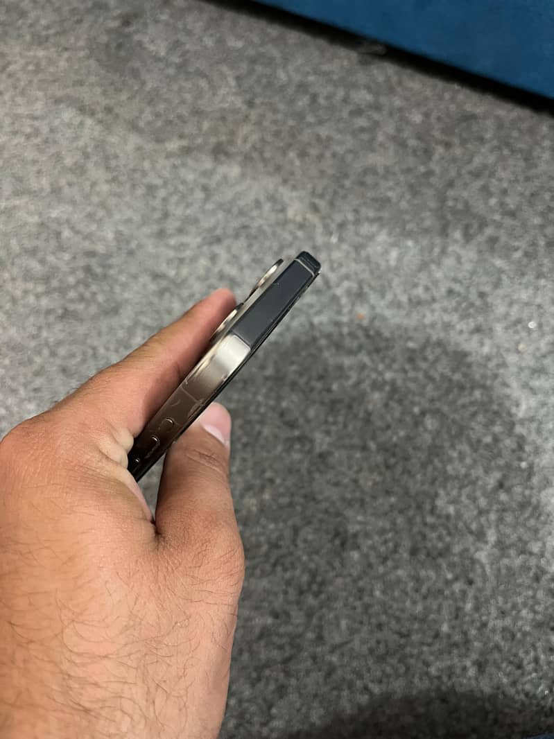 Apple iPhone 15 Pro 3
