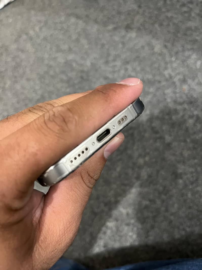 Apple iPhone 15 Pro 4