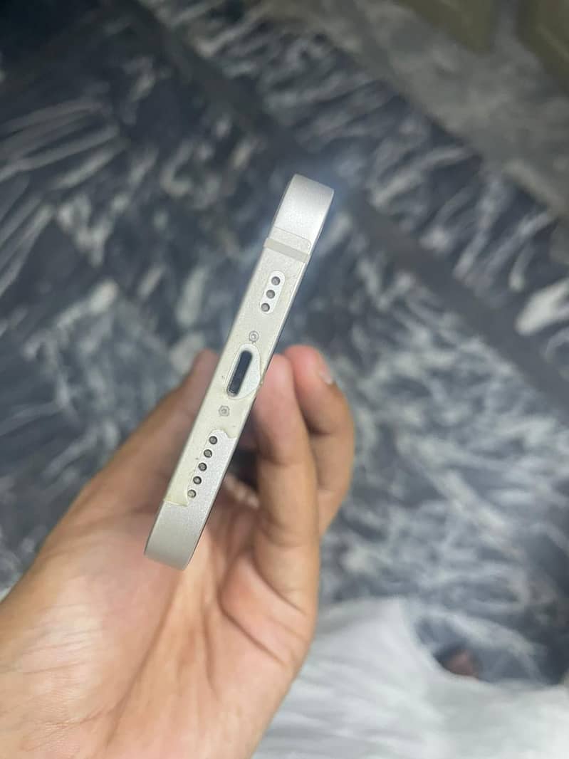 Apple iPhone 13 4