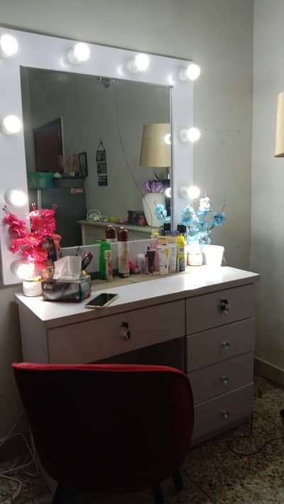 Dressing table for sale with lights