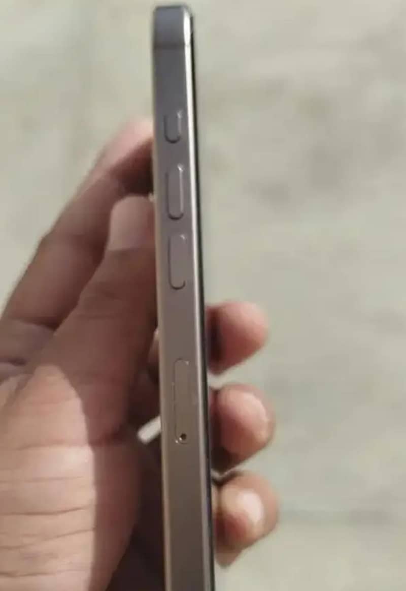 Apple iPhone 16 Pro Max 1