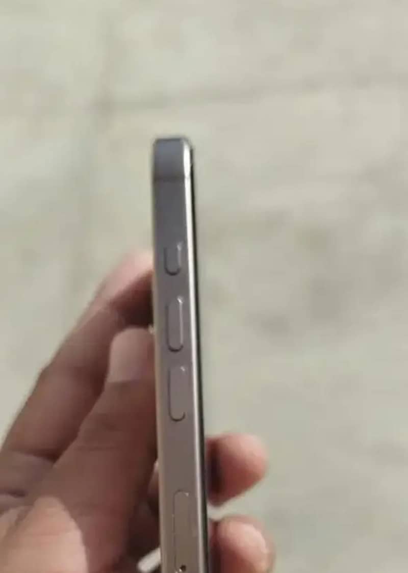 Apple iPhone 16 Pro Max 2