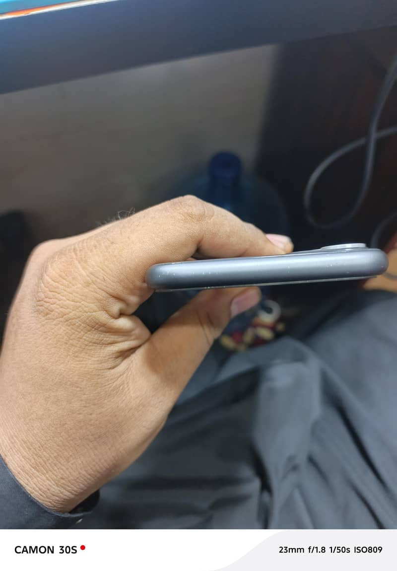 Apple iPhone 11 4