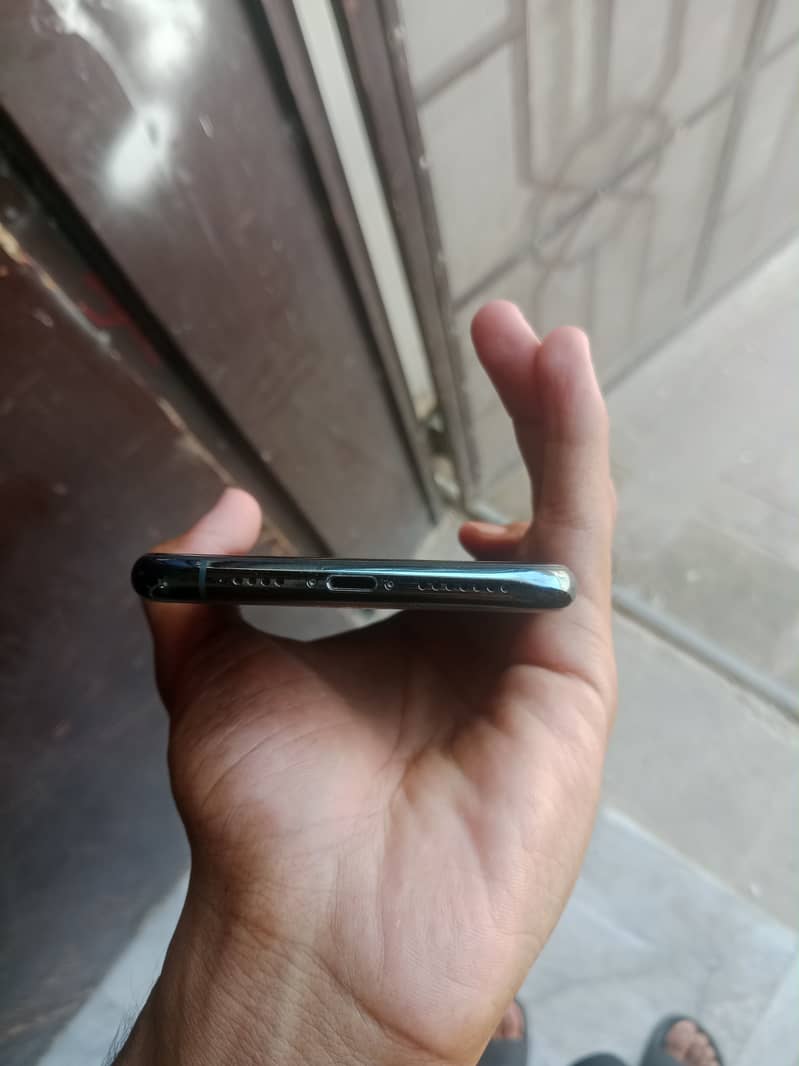 Apple iPhone 11 Pro Max 2