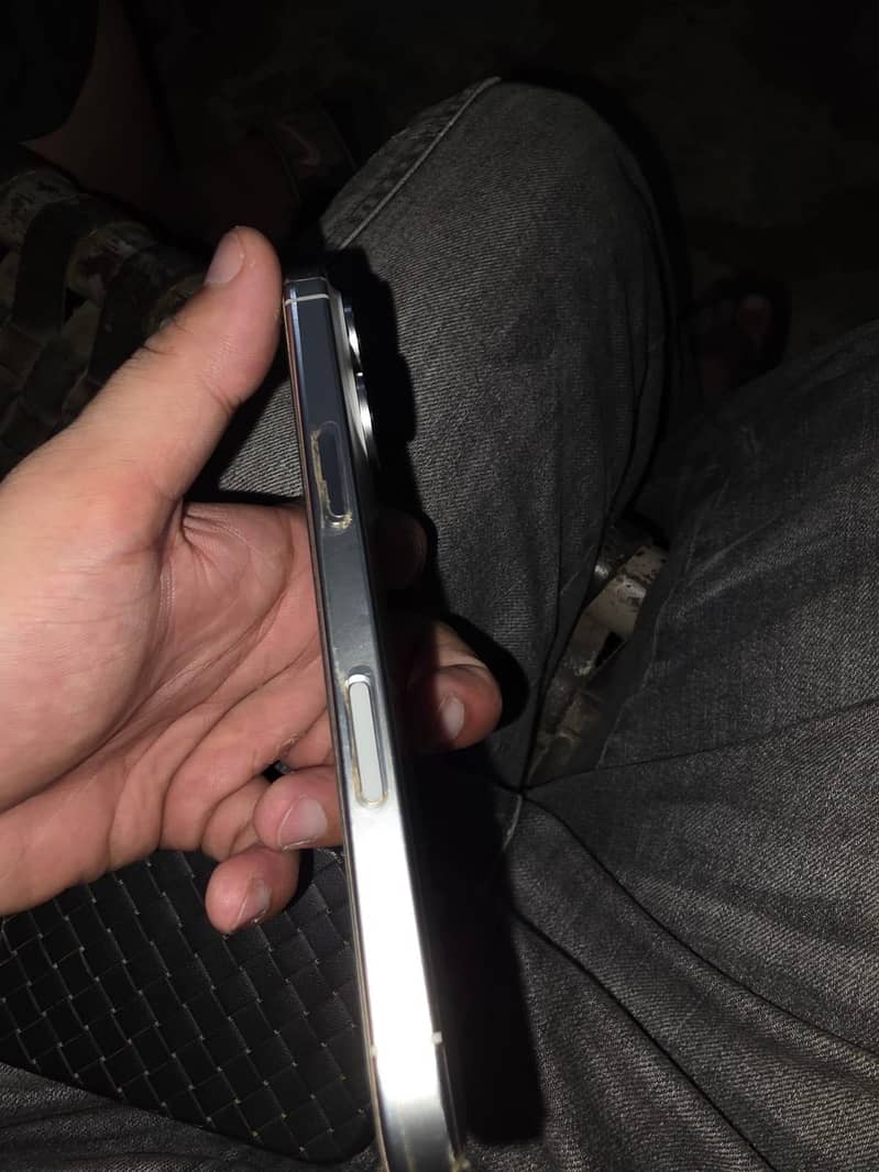 Apple iPhone 16 Pro 1