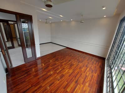 ORIGNAL PICTURES 10 marla brand new ideal location