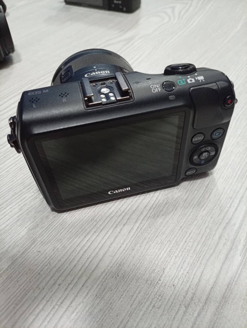 canon EOS M 0