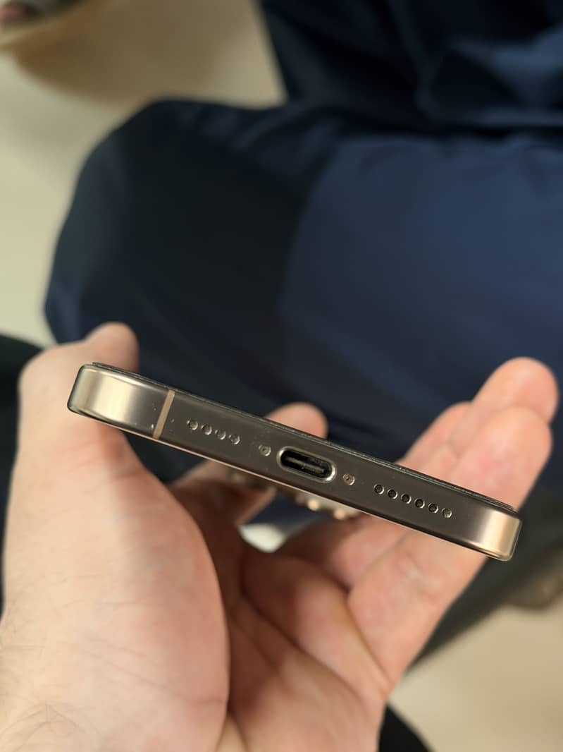 Apple iPhone 16 Pro Max 4