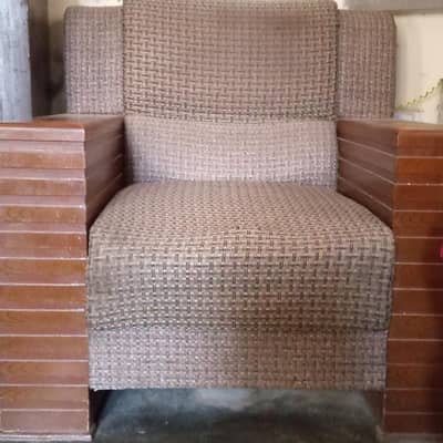5 sitter sofa ha itna use ni Howa Baki samany deakh kr taslai ho jay g