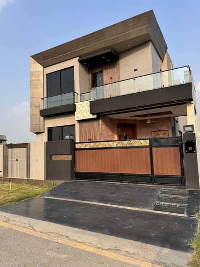 10 Marla House For Rent in Bahria Town Lahore Hot Location Near To Park School