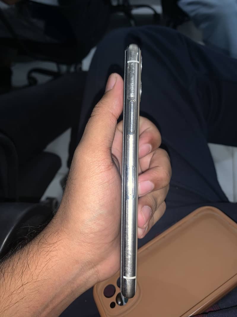 Apple iPhone 11 Pro 4