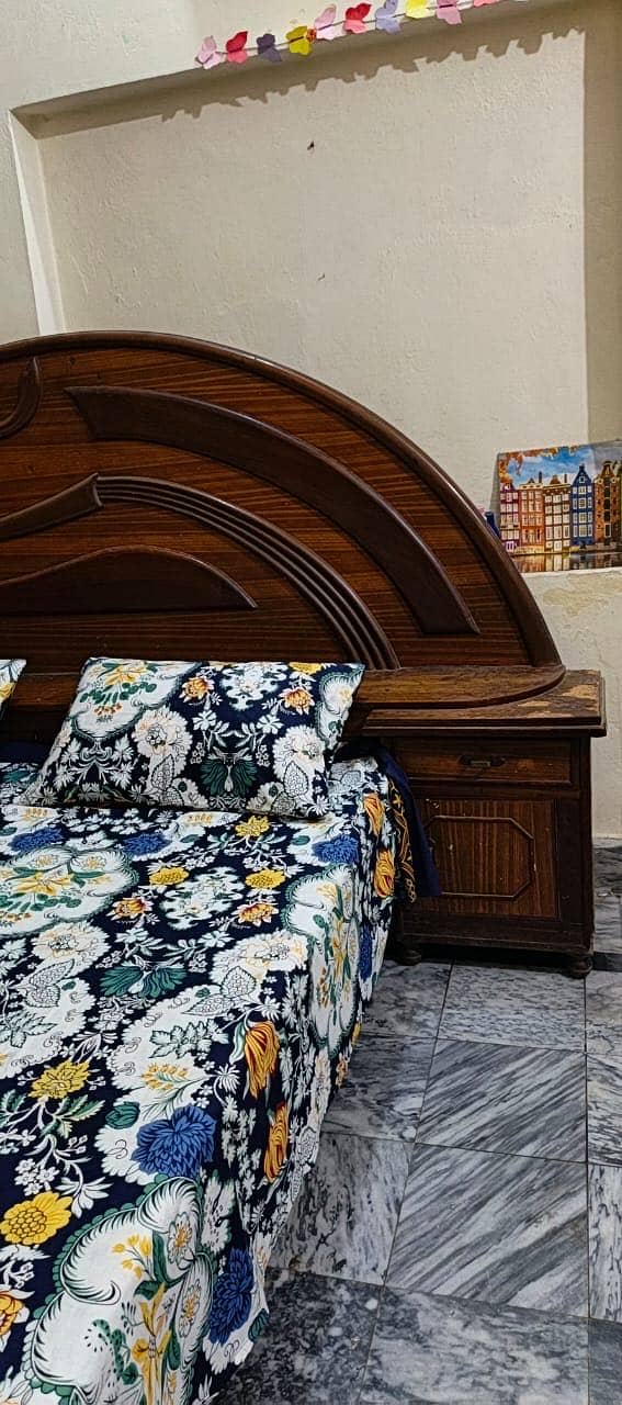 double bed with 2 side tables 0