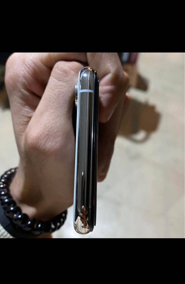 Apple iPhone XS 4