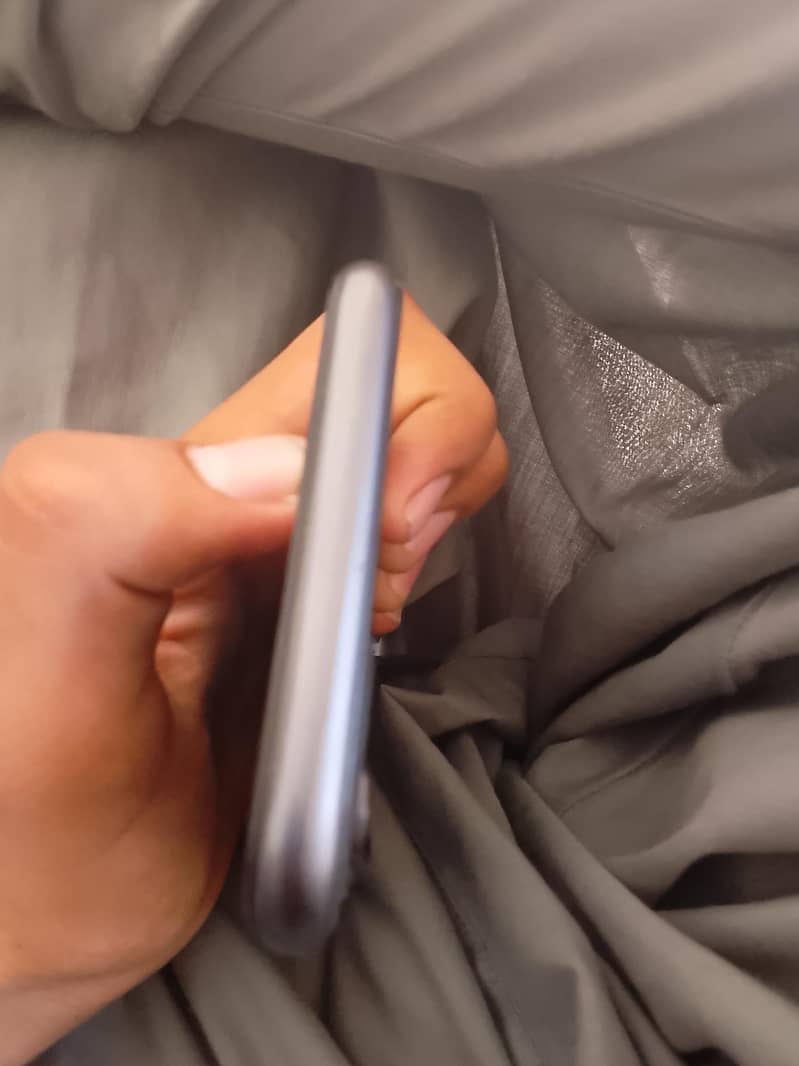 Apple iPhone 11 3