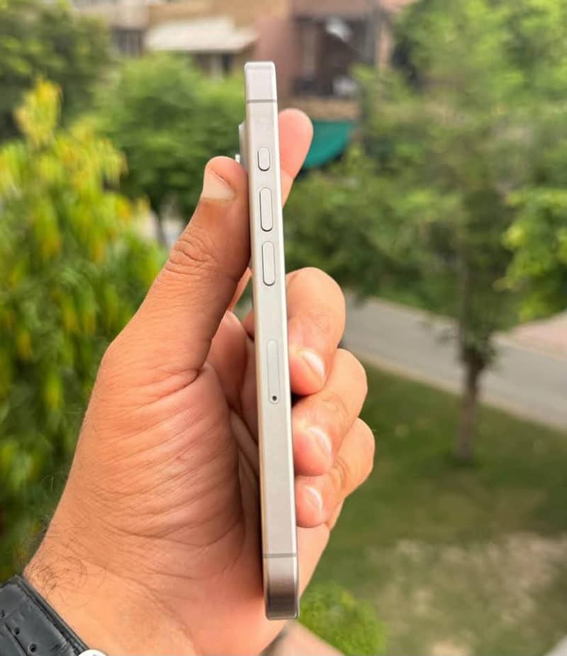 Apple iPhone 15 Pro Max 3
