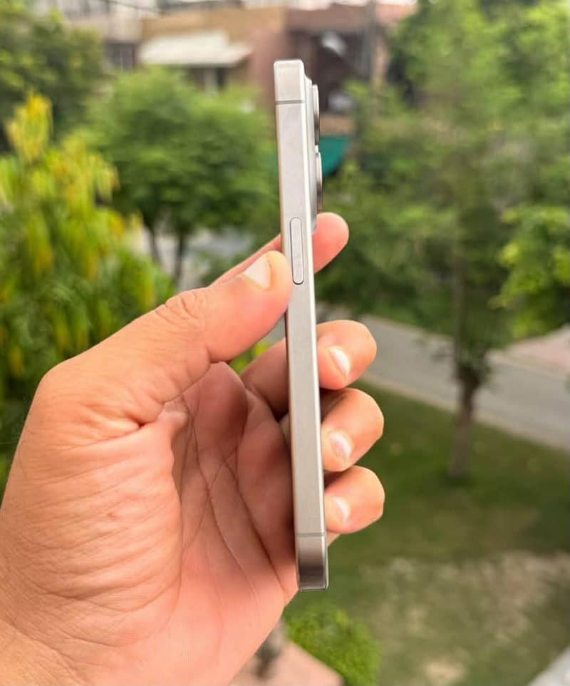 Apple iPhone 15 Pro Max 4
