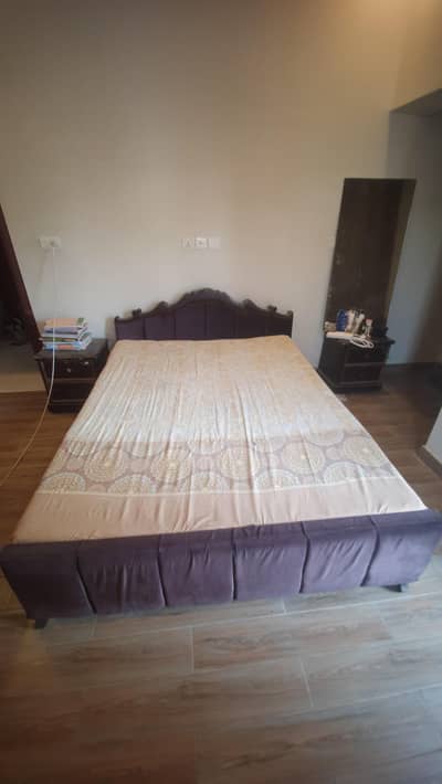 Classic Wood Queen Bed