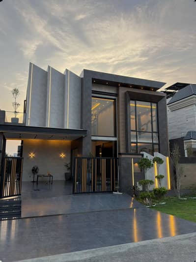 1 KANAL ELEGANT & FULLY MAINTAINED SUPER HOT LOCATED BUNGALOW IS AVAILABLE IN DHA, LAHORE