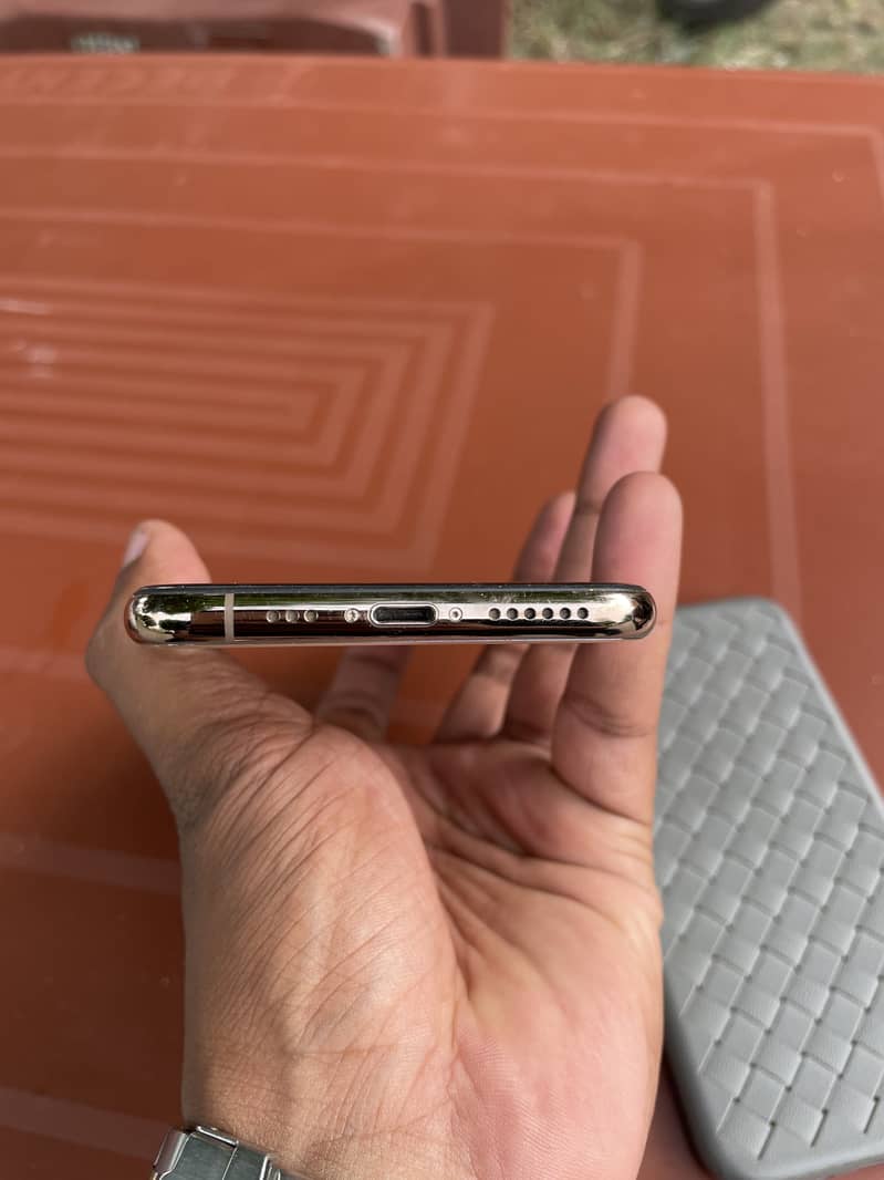 Apple iPhone XS 3