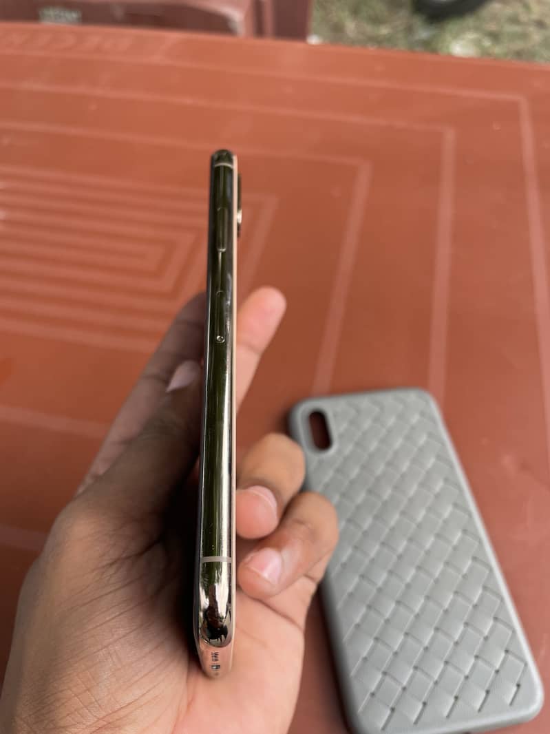 Apple iPhone XS 4