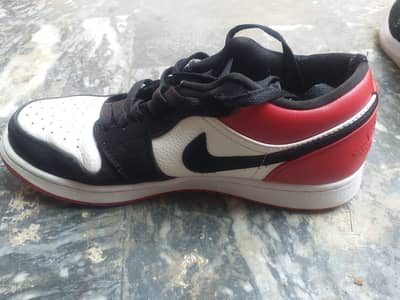 Nike jordns low bred tow size 42 urgently selling [price negotiable]