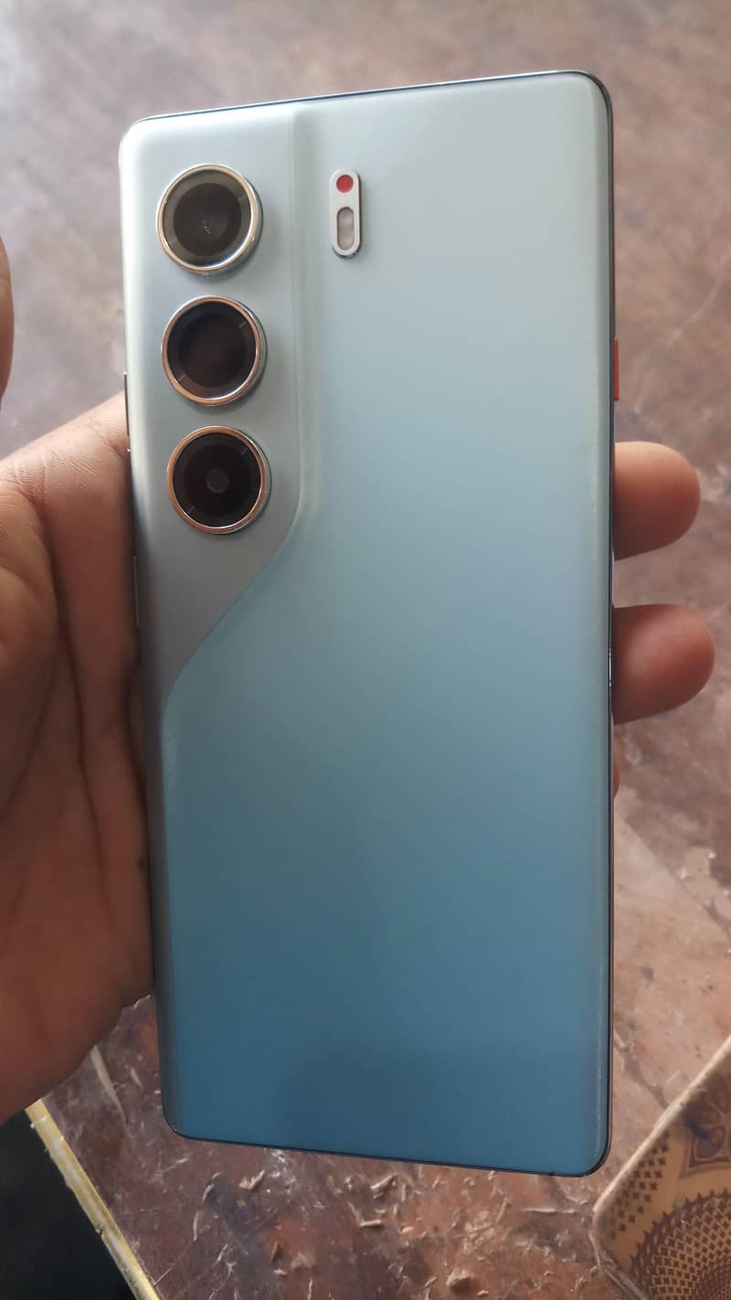 Tecno CAMON 40 Pro 1