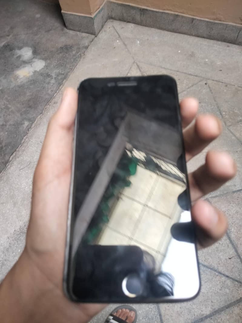 Apple iPhone 8 Plus 1