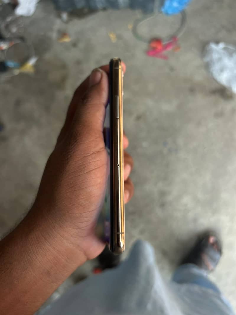 Apple iPhone 11 Pro 4