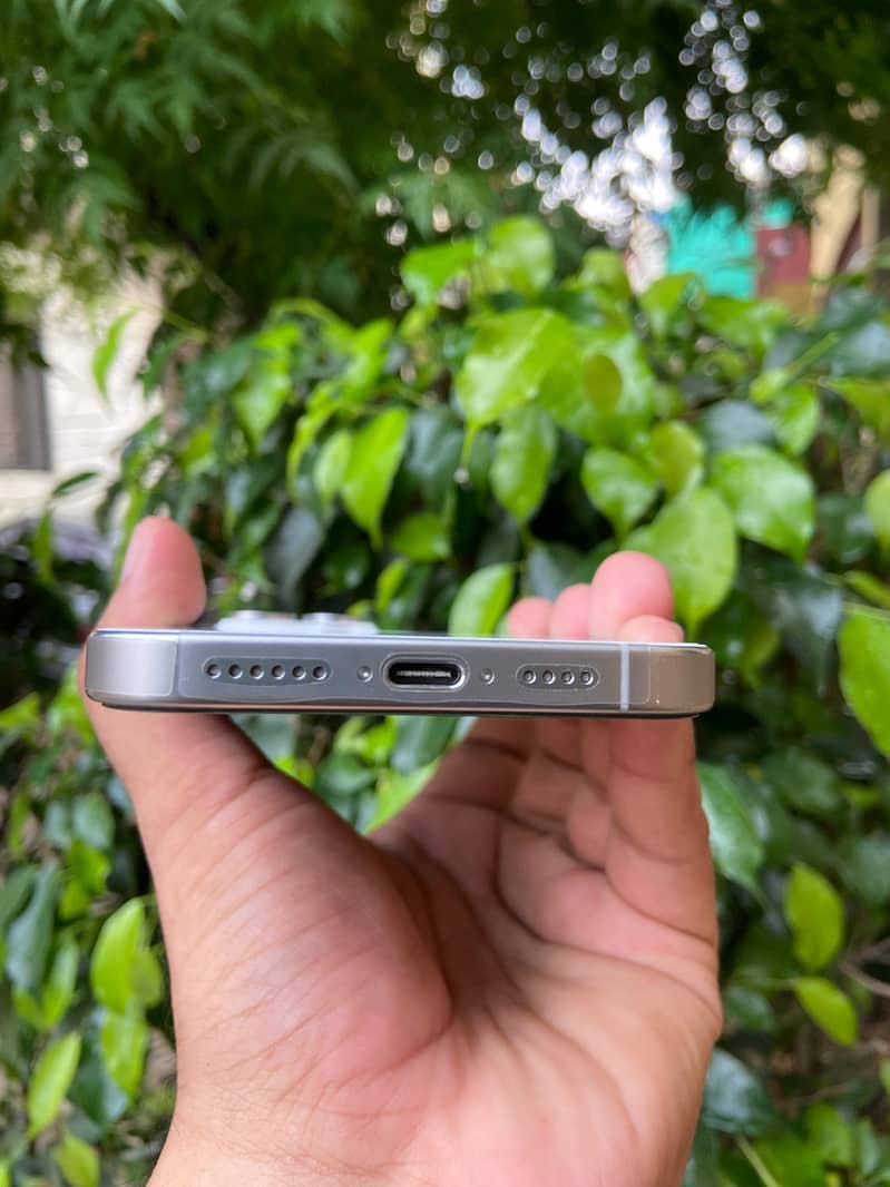 Apple iPhone 16 Pro Max 2