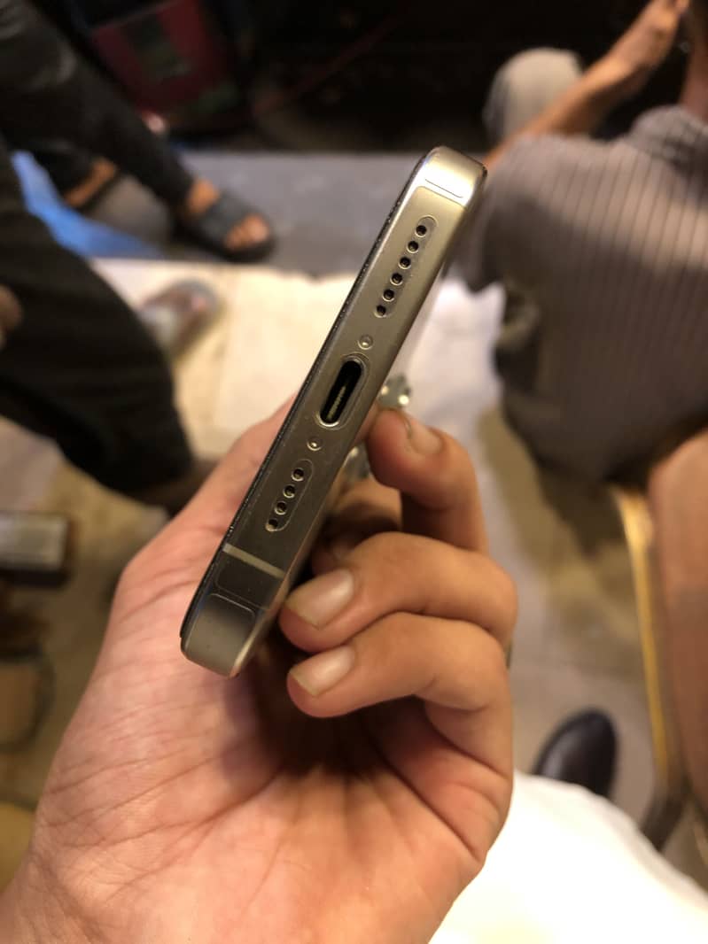 Apple iPhone 15 Pro Max 4